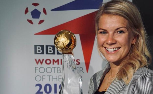 Ada Hegerberg posa con el premio.