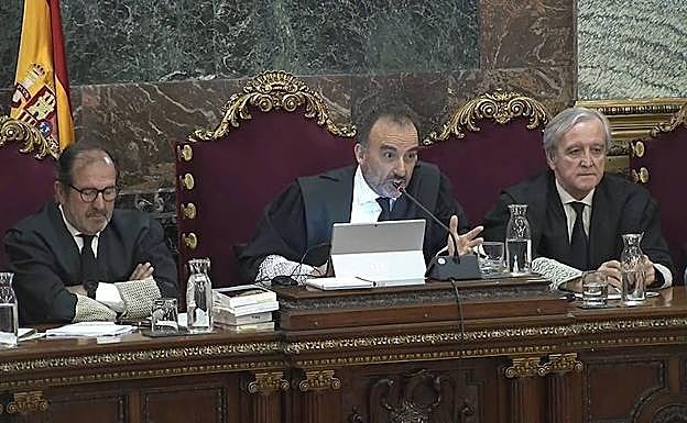 Imagen tomada de la señal institucional de Tribunal Supremo del presidente del tribunal Manuel Marchena (c), durante una nueva sesión del juicio del 'procés'.