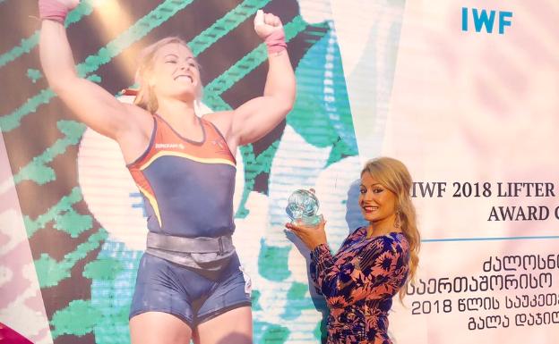 Lydia Valentín con el premio que le ha otorgado la federación.