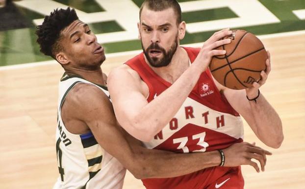 Marc Gasol trata de zafarse de la marca de Giannis Antetokounmpo. 