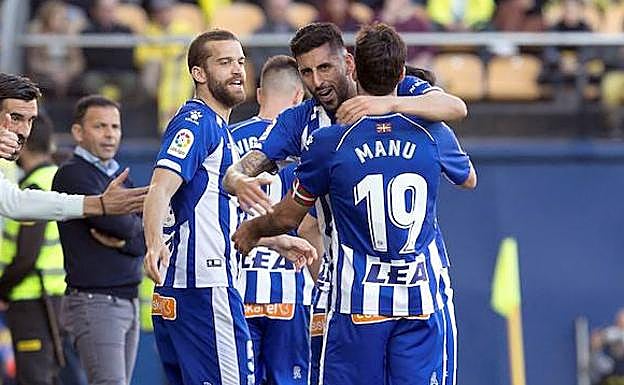 El defensa chileno del Deportivo Alavés, Guillermo Maripán, celebra con sus compañeros su gol al Villarreal. 