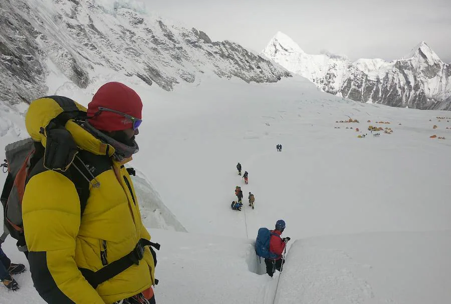 Una expedición, camino de la cima del Everest.