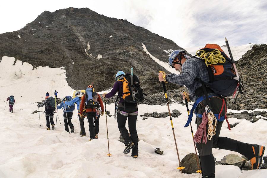 Un grupo de montañeros en las faldas del Mont Blanc. 