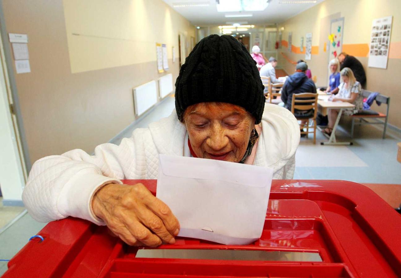 Una mujer letona deposita su voto en un colegio electoral durante la celebración de las elecciones europeas