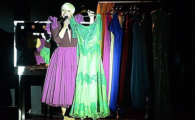 Pasión supo entretener durante dos horas y media, aquí mostrando el vestido de los '40 kilitos', de joven. 