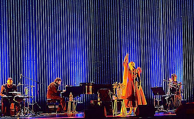 El cuarteto en la tercera canción, 'La flor de Estambul', con el velo. 