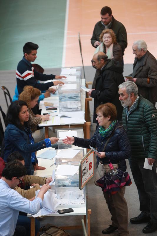 Los vecinos del Casco Viejo y Coronación han acudido a votar a Aldabe.