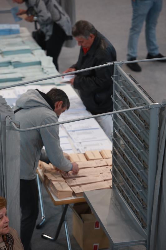 Los vecinos del Casco Viejo y Coronación han acudido a votar a Aldabe.