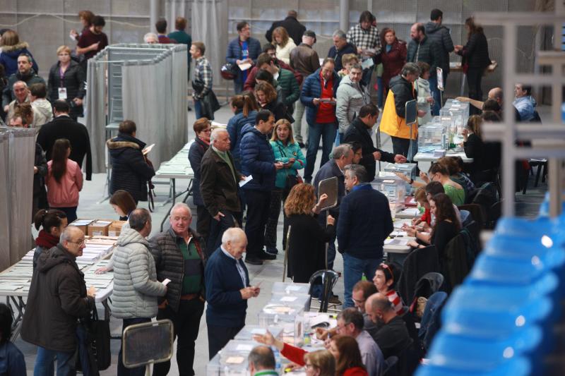 Las urnas se llenan de sobres en Airznabarra.