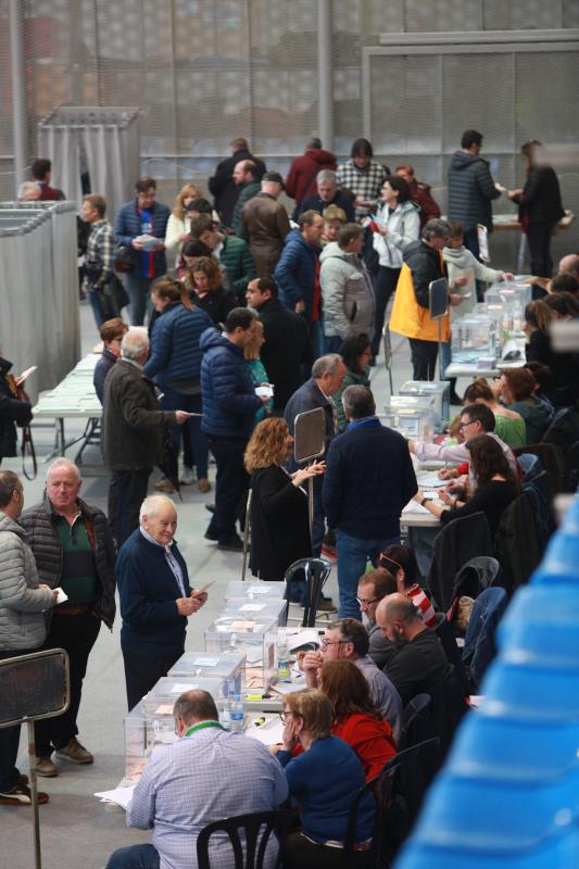 Las urnas se llenan de sobres en Airznabarra.