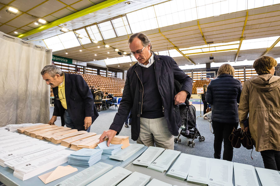 El presidente del PP vasco Alfonso Alonso ha votado en Mendizorroza.