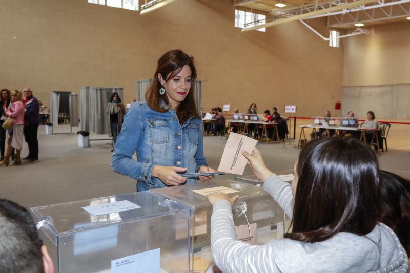 Maider Etxebarria (PSE) fue la primera candidata a la Alcaldía de Vitoria en ejercer su derecho a voto. 