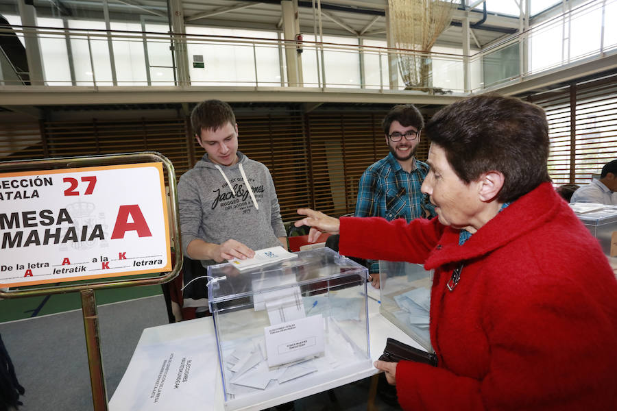 Asier Granados, a la izquierda, uno de los vocales más jóvenes.
