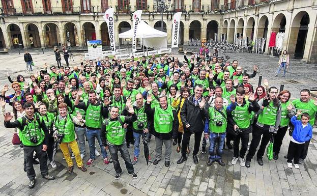 Los participantes de la edición anterior posan en la plaza de España.