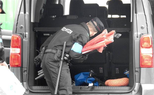 Un agente de la Ertzaintza registra un vehículo en una intervención anterior.