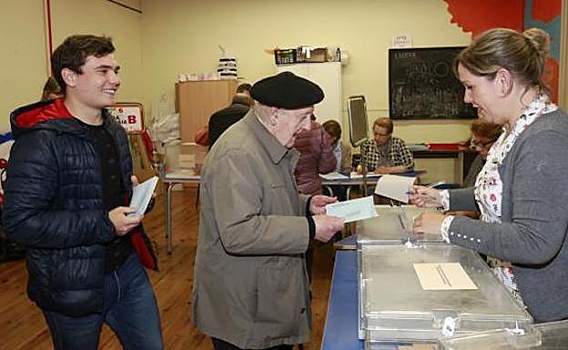 Ander junto a su aitite, Vicente.