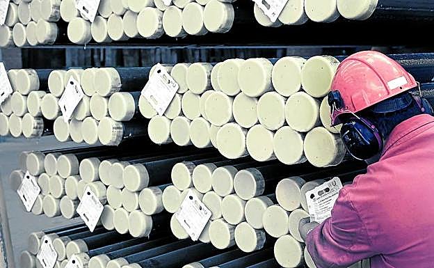 Un operario en la planta de Tubos Reunidos en Amurrio.