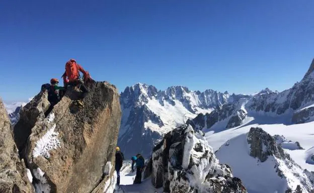 Un grupo de montañeros asciende al Mont Blanc.