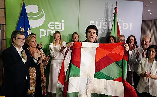 Unai Rementeria, euforico con la ikurriña en la comparecencia ante la los medios.