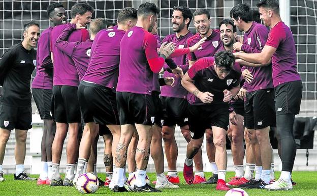 Ibai Gómez es objeto de una broma de sus compañeros en el último entrenamiento de la campaña.