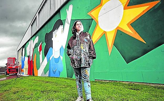 La artista Amaia Arrazola, ante la pared del trinquete de la calle Los Astrónomos, cuyo mural inaugurará el sábado. 