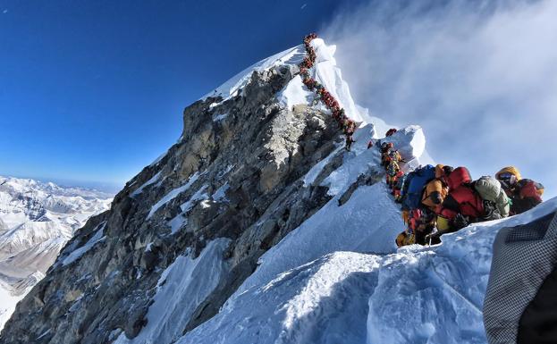 Imagen de la cima del Everest repleta de gente.