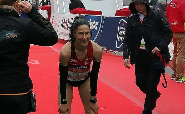 Elena Loyo exhausta tras cruzar la línea de meta en Hamburgo. 