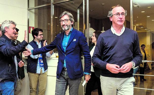 Iñaki Oyarzábal, Leticia Comerón y Alfonso Alonso, en la noche electoral.