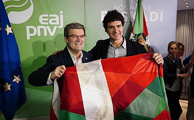 Los candidatos a alcalde y diputado general por el PNV, Juan Maria Aburto, y Unai Rementería. celebran el buen resultado electoral