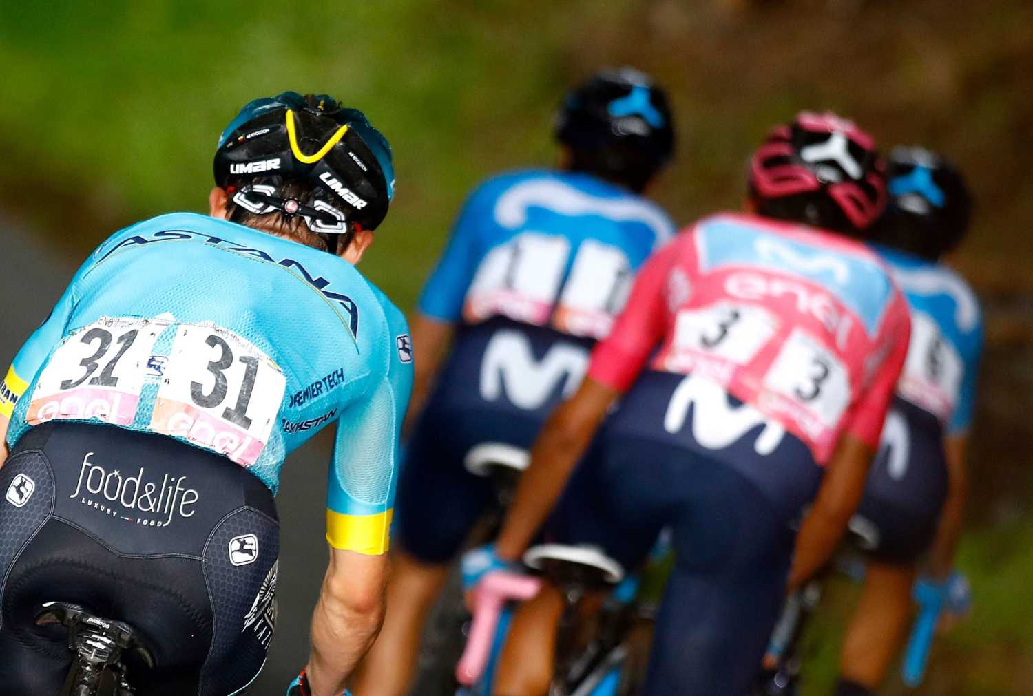 El ciclista del equipo Astana Miguel Angel López (L) de Colombia subiendo una etapa del Giro de Italia 