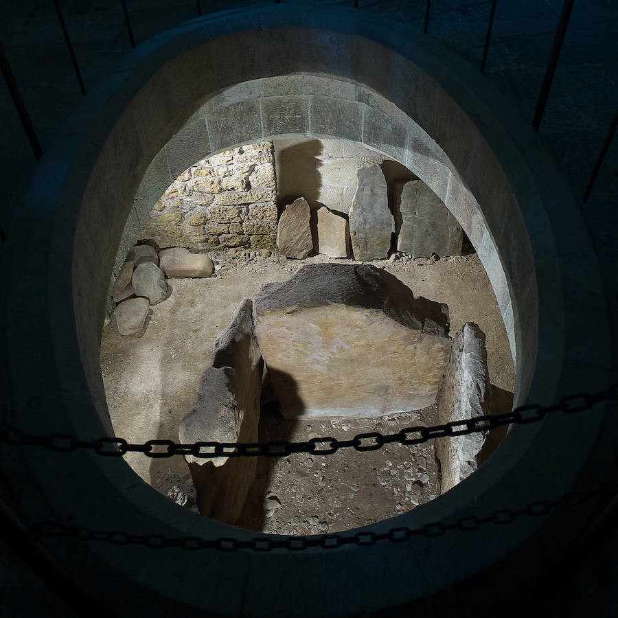 Dolmen de Santa Cruz, Cangas de Onís (Asturias) | Otro monumento funerario, del año 4.000 a.C, que está oculto bajo la capilla de la Santa Cruz, construida en el 737 d.C. Esta última fue reconstruida tras ser arrasada en 1936.