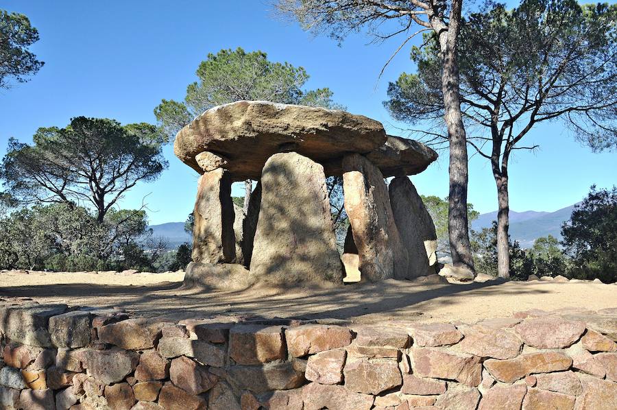 Dolmen Pedra Gentil, Vallgorguina (Barcelona) | Se dice de él que fue punto de encuentro para las brujas de la comarca, que se reunían aquí para celebrar sus rituales mágicos.