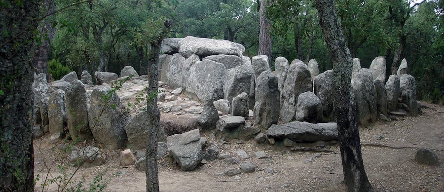 Restos megalíticos de la Cueva de Daina en Romanyá de la Selva (Girona). Se trata de un monumento funerario de granito construido entre 2700 a.C. y 2200 a.C, uno de los mejores conservados de Cataluña.