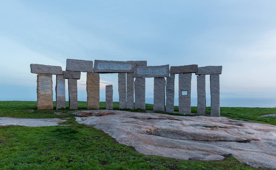 Campo de la Rata, A Coruña (Galicia) | Estos megalitos no son históricos pero tienen un gran simbolismo al que algunos atribuyen cierta confluencia de energía, ya que fueron construidos en 2001 en honor a las víctimas de la represión franquista.