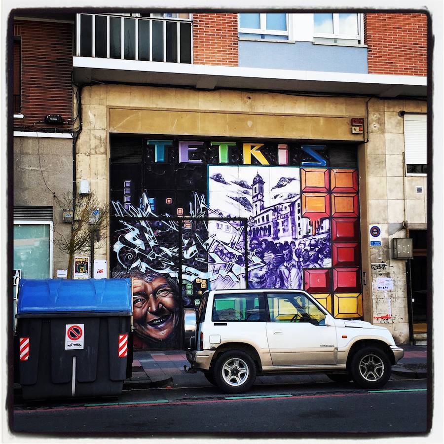 Otra vista más amplida de la lonja decorada en la calle Reyes de Navarra, frente al instituto Koldo Mitxelena.