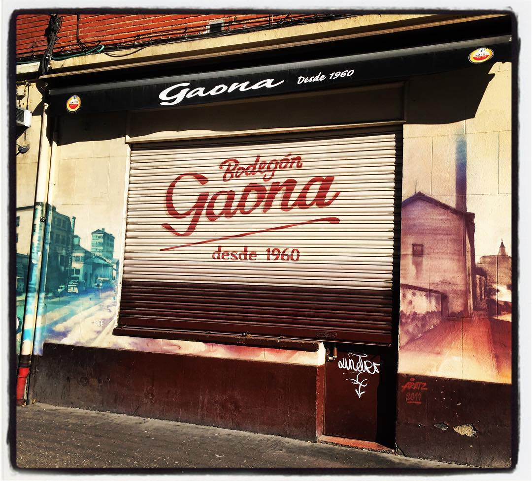 El Gaona, el histórico bodegón de Zaramaga que cerró sus puertas en marzo, aún conserva su persiana y fachada pintadas.