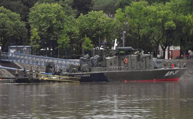 Soldados se han unido a las labores de rescate este jueves.