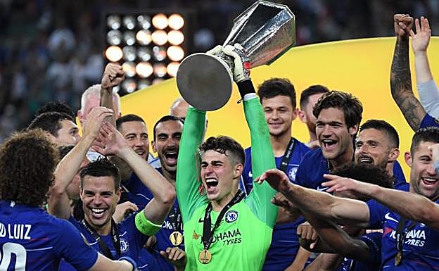 Kepa levanta el trofeo rodeado por sus compañeros tras vencer anoche al Arsenal.