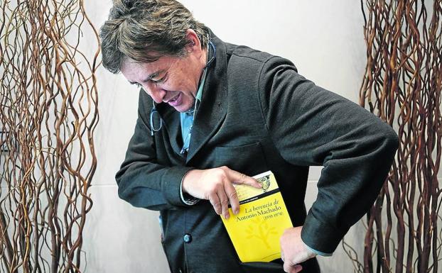 Luis García Montero se mete en el bolsillo un ejemplar de ''La herencia de Antonio Machado', de Jesús Rubio Jiménez.