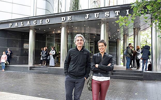 El delegado del sindicato ESK, Patxi Nicolau (i), junto a Marta Macho, la anestesista que denuncio las irregularidades en el OPE de Osakidetza, Servicio Vasco de Salud, salen este martes del juzgado provincial de Álava tras declarar en las diligencias preliminares del caso.