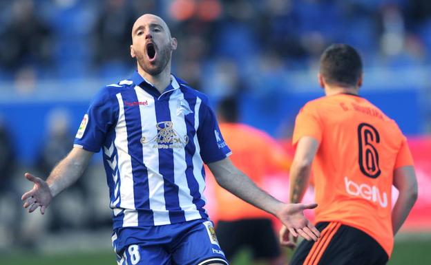 Toquero celebra un gol como jugador del Alavés, frente al Valencia.