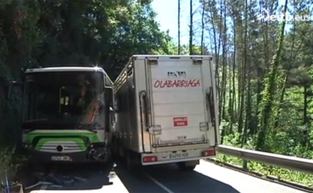 Trece heridos leves en un accidente entre un autobús y un camión en Mendata