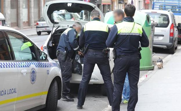 Policías locales, en una operación en Vitoria. 