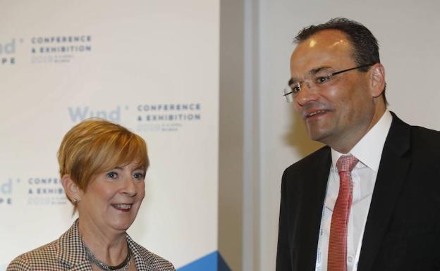 La Consejera Arantxa Tapia, junto al consejero delegado de Siemens Gamesa, Markus Tacke