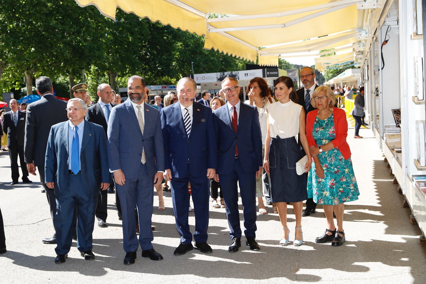 La esposa de Felipe VI ha estrenado un diseño de Mint & Rose, la firma de esencia mediterránea que ha abierto su 'pop-up' en el centro de la villa