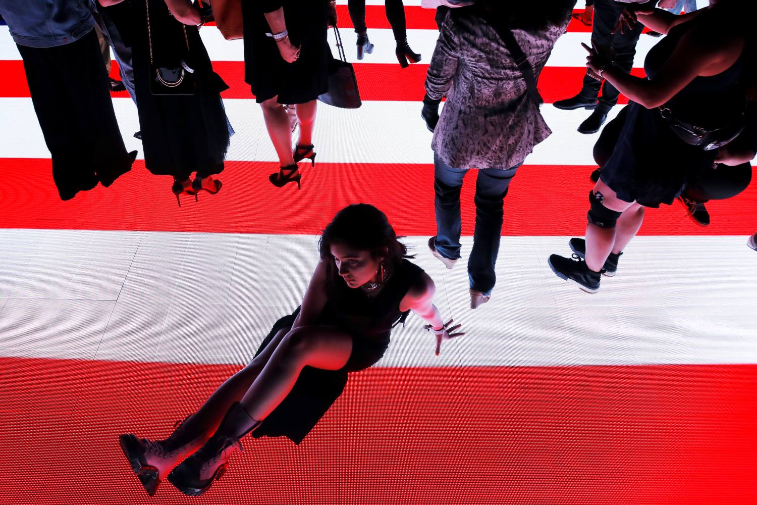 Asistentes caminan por la pasarela iluminada tras de la presentación " AW Collection 1 " de Alexander Wang en el Rockefeller Center de Nueva York, EE.UU.