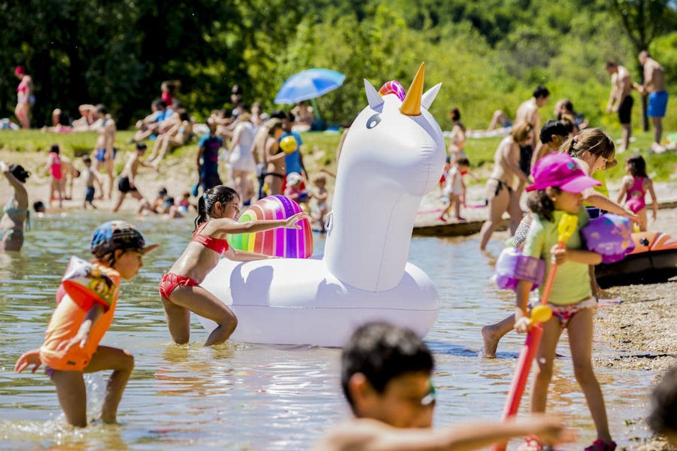 Fotos: Día de piscina y &#039;playas&#039; en Álava