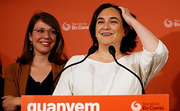 La alcaldesa de Barcelona en funciones, Ada Colau y candidata a la reeleción por BComú, Ada Colau (d) junto a Janet Sanz, valora ante los medios los resultados de las elecciones del domingo, momentos antes de entrar a la reunión que celebra la ejecutiva de Barcelona En Comú en la sede de la formación.