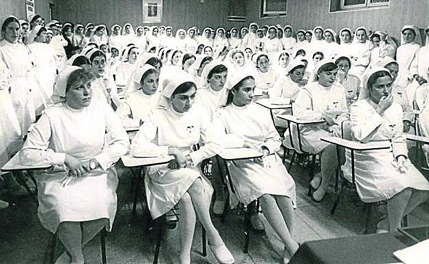 En 1975 los estudios se profesionalizan, 62 alumnas obtienen el título de Auxiliares de Enfermería de FP de Primer Grado.