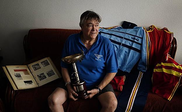 La exlanzadora rodeada de recuerdos de su carrera como deportista. 